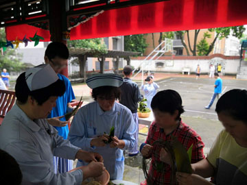 患者包粽子1.jpg 患者包粽子1.jpg