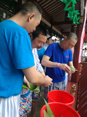 患者包粽子.jpg 患者包粽子.jpg