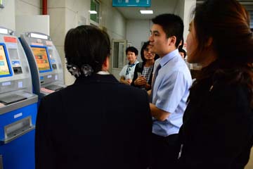 演示自助机使用1.JPG 演示自助机使用1.JPG