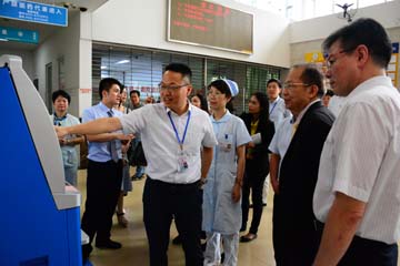 演示自助机使用2.JPG 演示自助机使用2.JPG