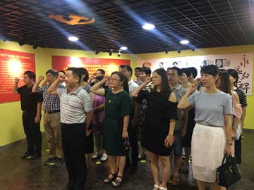 参观监狱2.jpg 参观监狱2.jpg