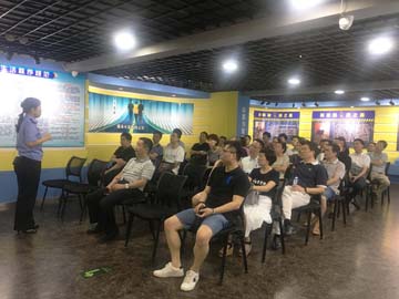 参观监狱.jpg 参观监狱.jpg