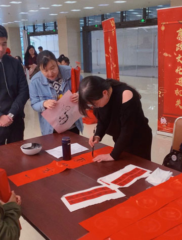 郑颖写春联.jpg 郑颖写春联.jpg