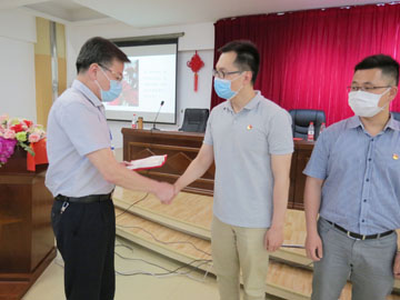 书记颁奖1.jpg 书记颁奖1.jpg