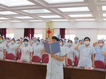 婉玲护士长带领宣誓.JPG 婉玲护士长带领宣誓.JPG