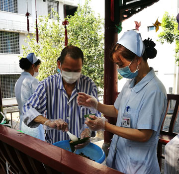 休养员包粽子.jpg 休养员包粽子.jpg