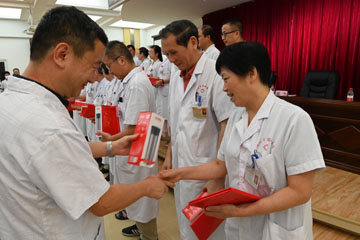 林力院长颁发奖品1.JPG 林力院长颁发奖品1.JPG