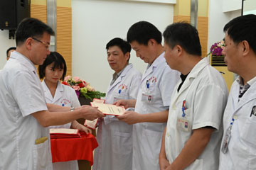 张忠书记颁发奖状.JPG 张忠书记颁发奖状.JPG