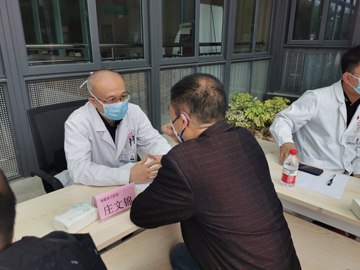 义诊现场2.jpg 义诊现场2.jpg