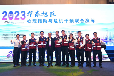 我院心理危机干预救援队与姚宏文主任.jpg 我院心理危机干预救援队与姚宏文主任.jpg
