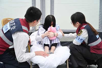 干预队员模拟干预踩踏事件经历者 - 副本.jpg 干预队员模拟干预踩踏事件经历者 - 副本.jpg